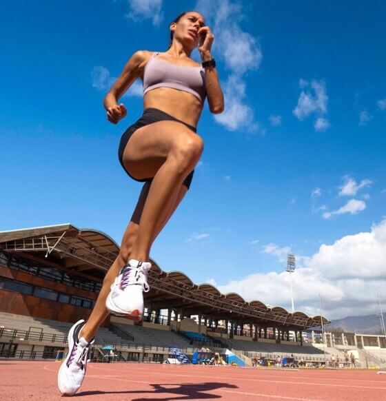 Mosaik von Profisportlern, die überwiegend in natürlicher Umgebung trainieren.