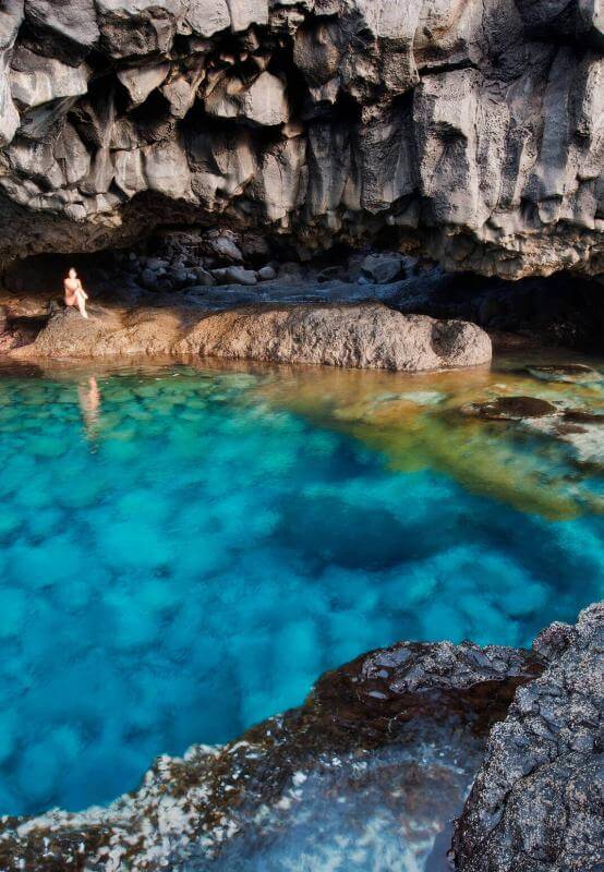 Charco Azul auf El Hierro, ein natürlicher Pool mit türkisfarbenem Wasser vor dunklen Vulkanfelsen.