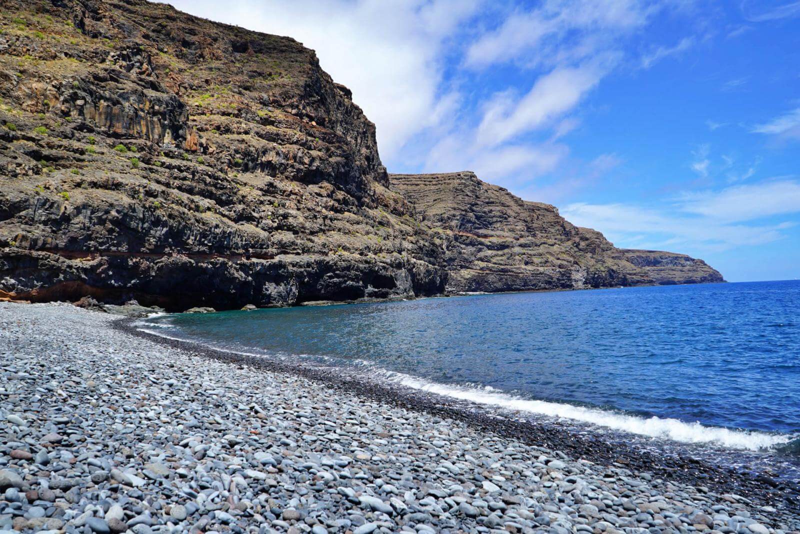 Acantilados-en-la-cala-de-Erese-La-Gomera