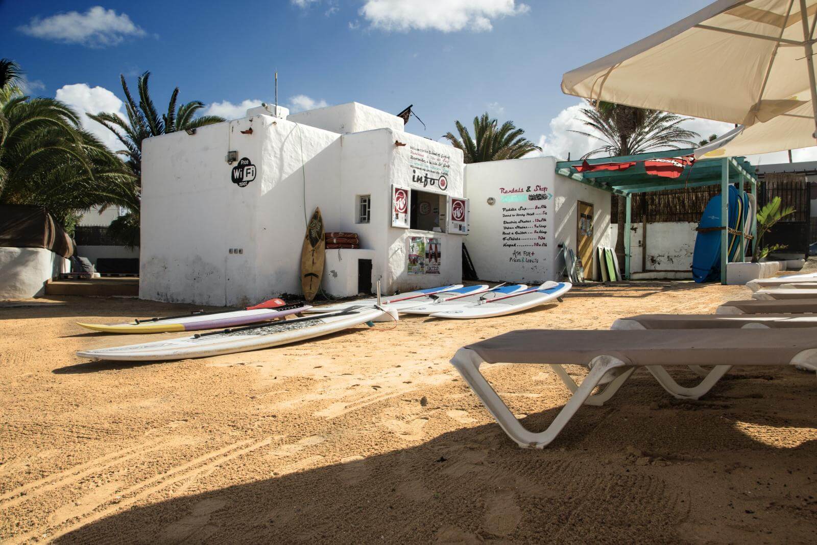 Escuela de surf en playa de Fuerteventura