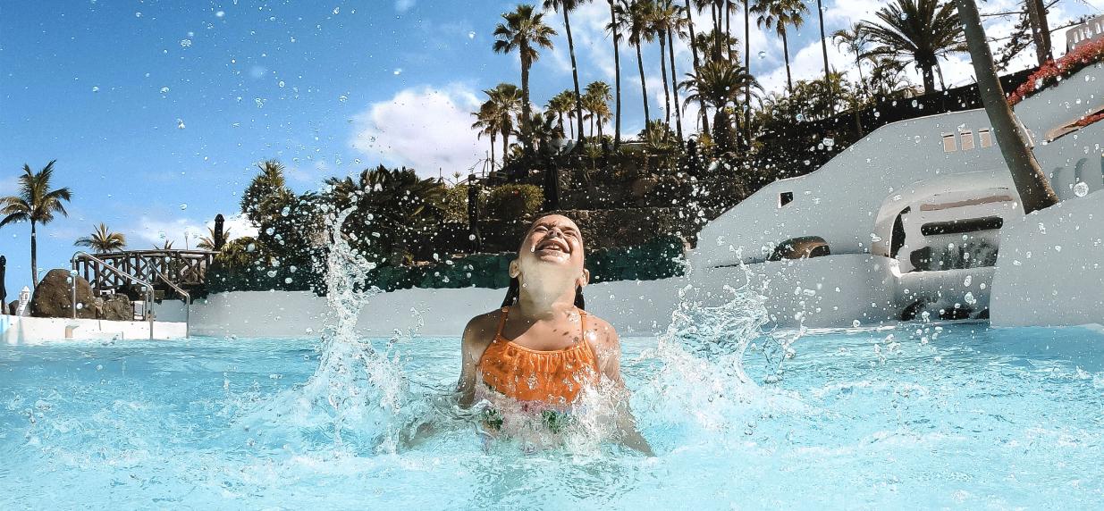 imagen - niña piscina