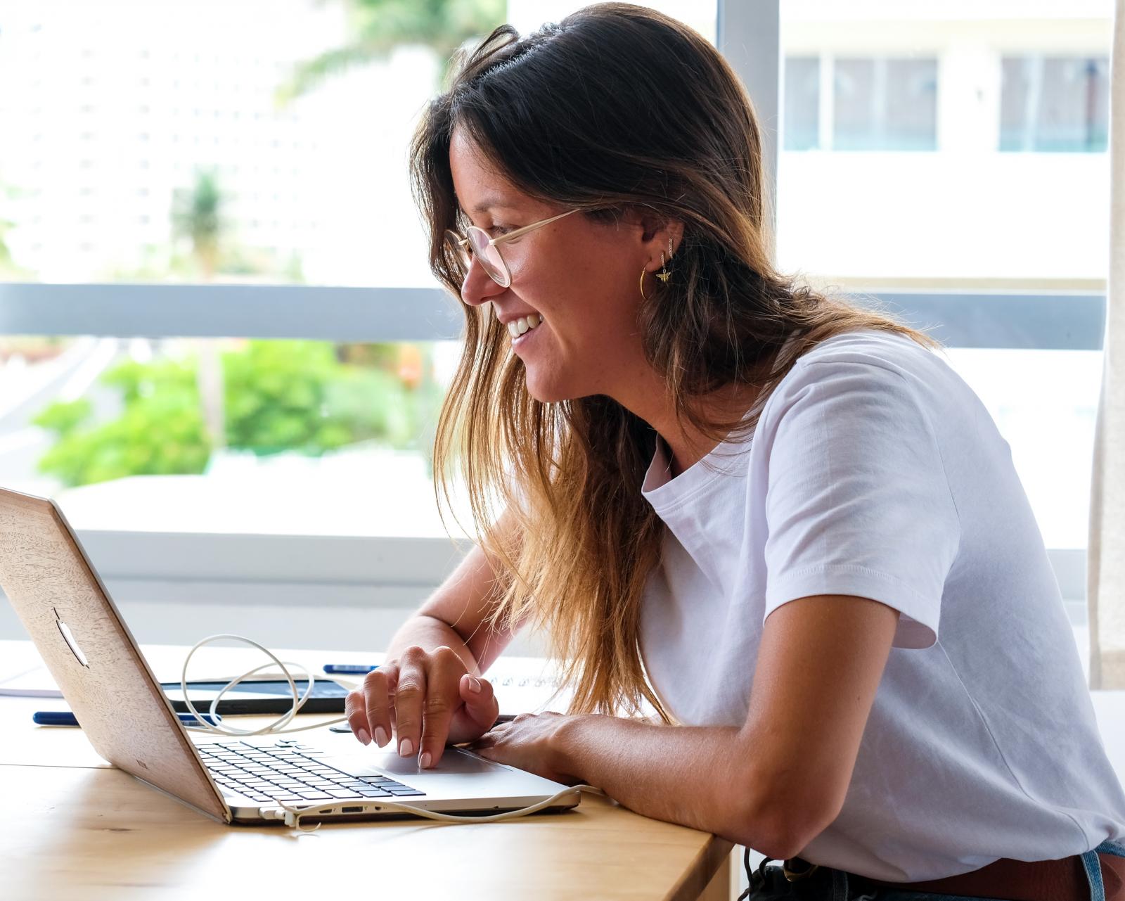 Remote worker trabajando con ordenador portátil