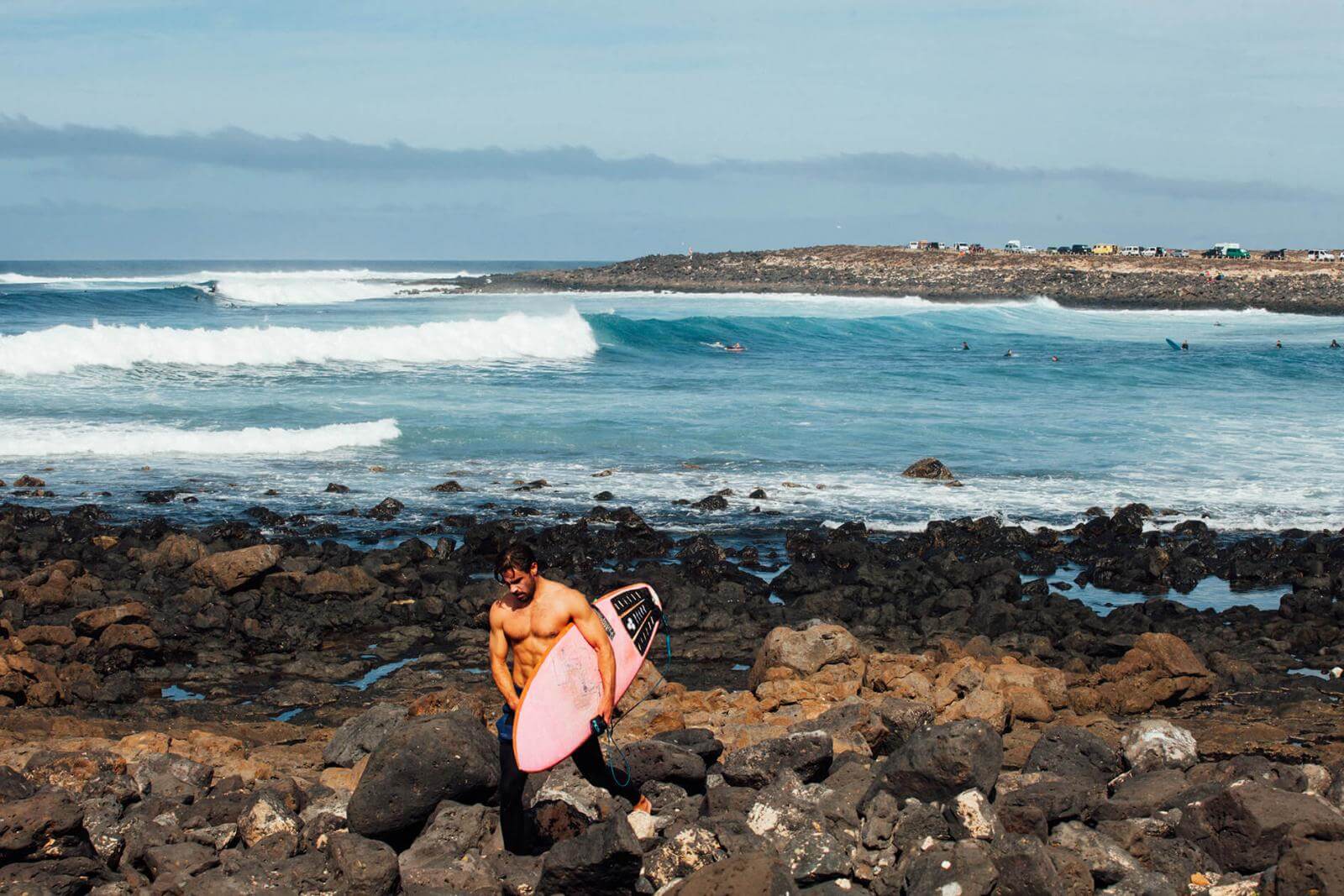 surfer saliendo del agua