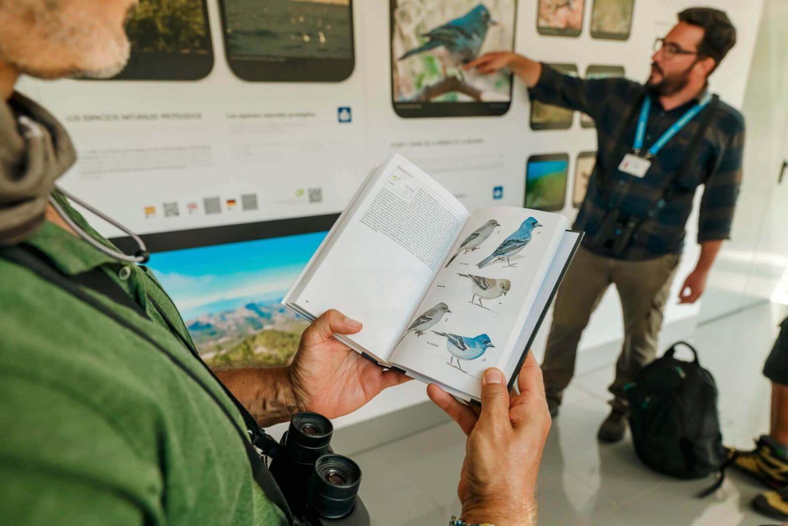 Fachkundiger lokaler Führer erklärt etwas im Vogel-Informationszentrum.