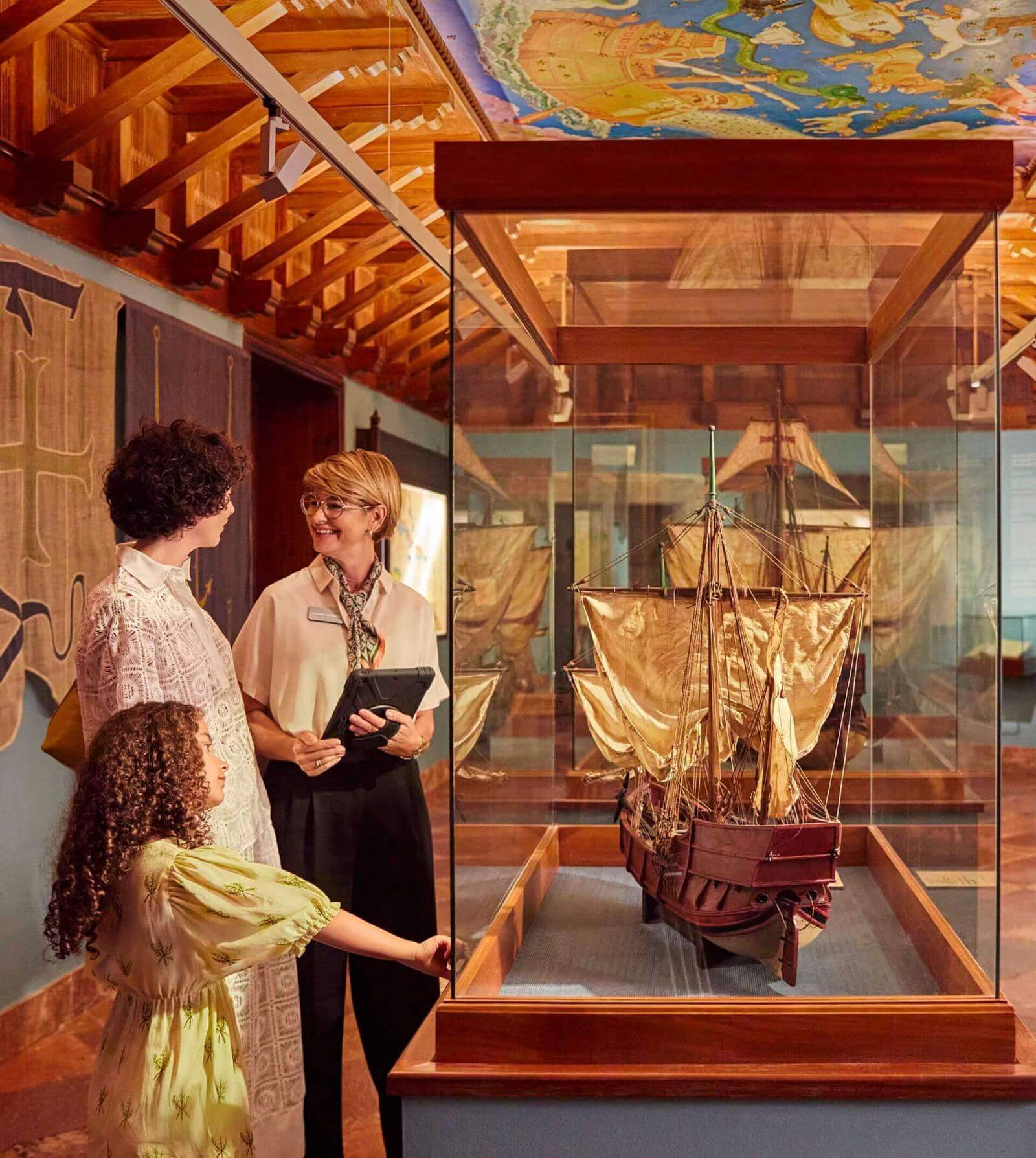 Innenraum eines historischen Museums mit Exponaten, die das kulturelle Erbe und das Vermächtnis der Vorfahren zeigen.