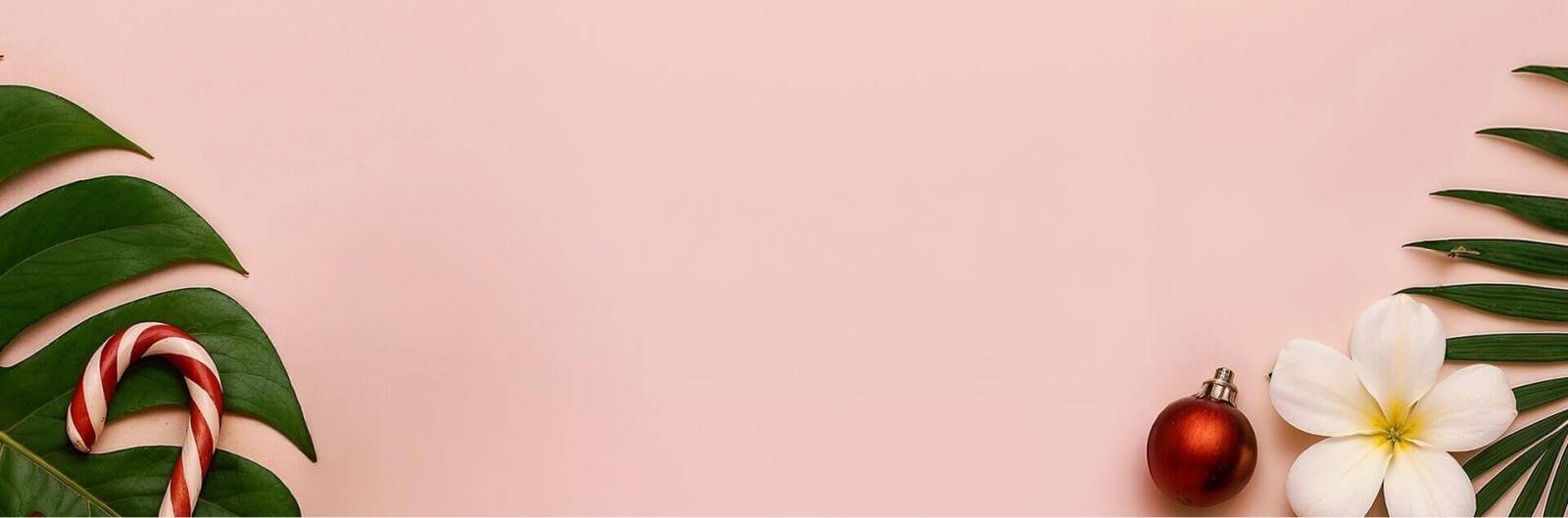 Rosa Hintergrund mit grünem Blatt, Blume und Weihnachtsdekoration.