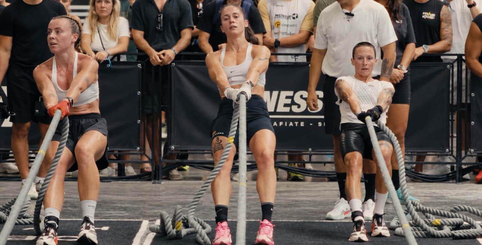 Manuela García und weitere Athletinnen treten bei HYROX in einer Disziplin an, bei der sie an einem Seil ziehen.