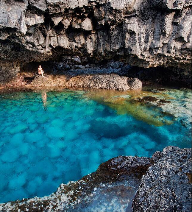 Charco Azul auf El Hierro, ein natürlicher Pool mit türkisfarbenem Wasser vor dunklen Vulkanfelsen.