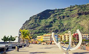 Der Hafen und der Ort Tazacorte